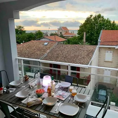 In Arcachon, Near The شقة