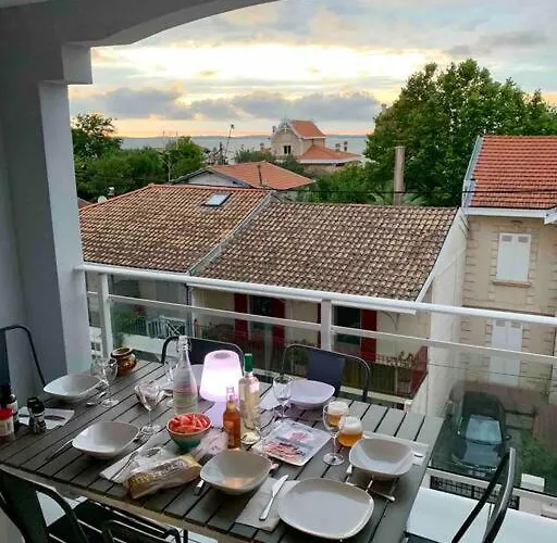 In Arcachon, Near The شقة