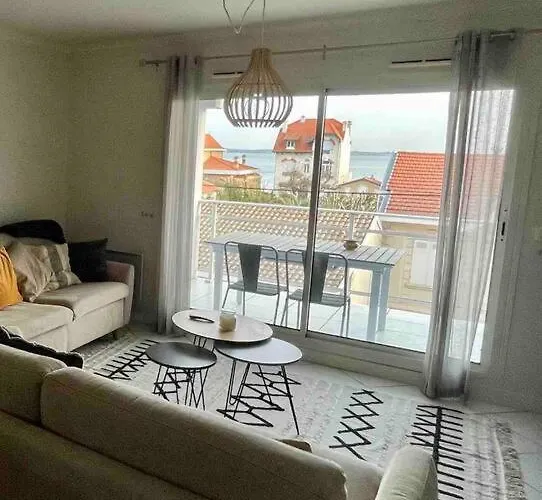 In Arcachon, Near The شقة *